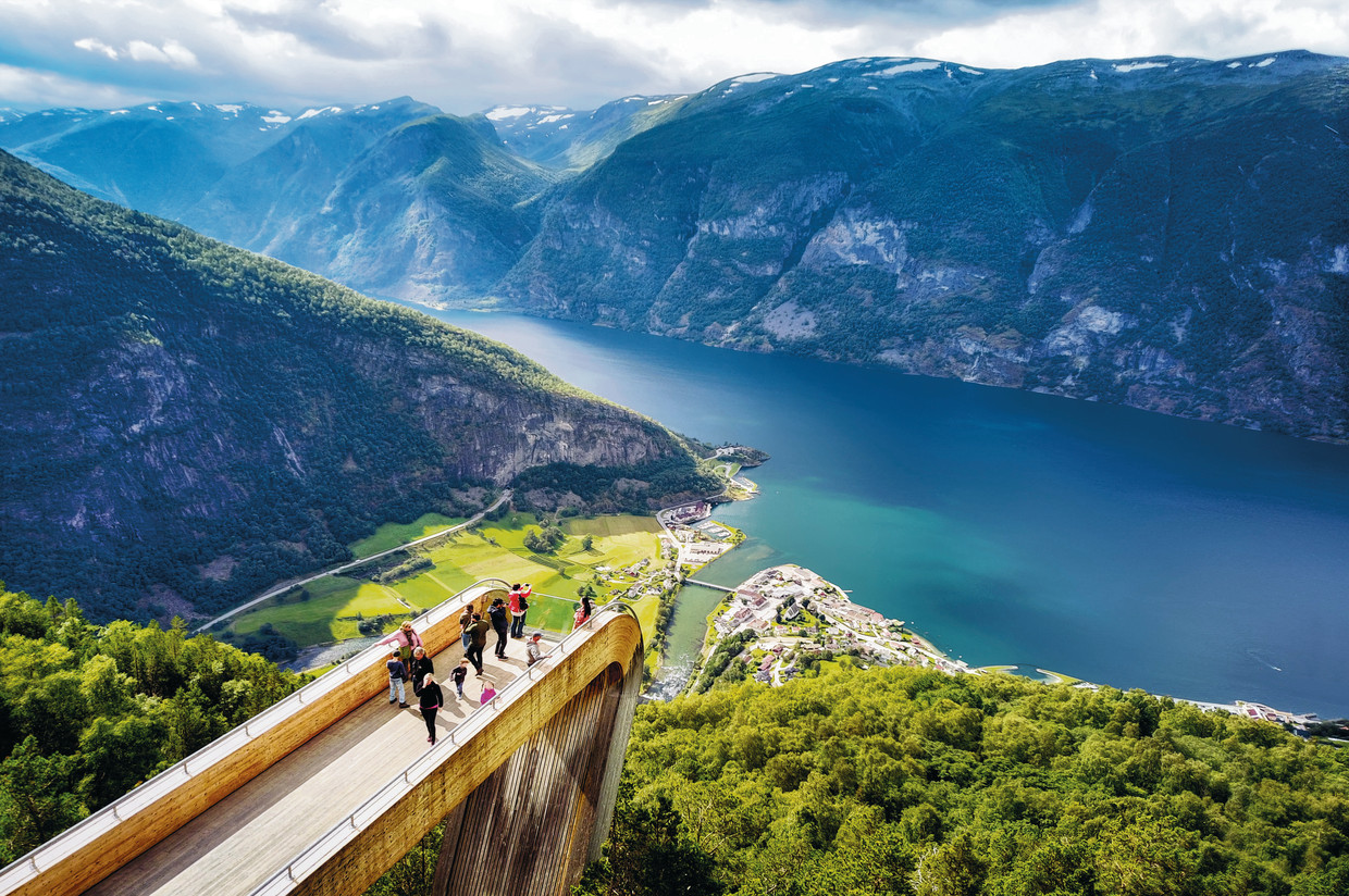 Uitkijkplaats Stegastein, Noorwegen (uit ‘80 duurzame reizen’).  Beeld RV