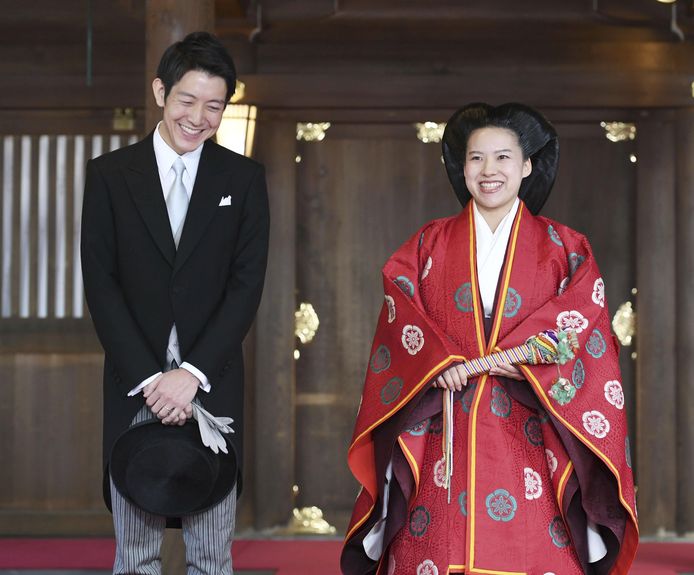 Prinses Ayako (R) en haar man Kei Moriya na hun huwelijksceremonie.
