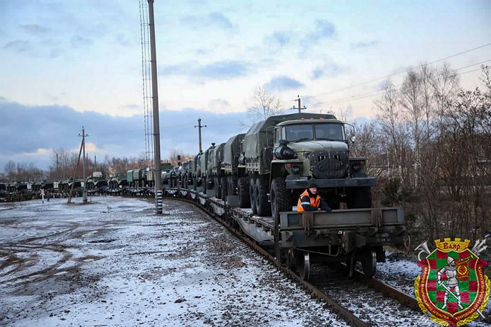 Rusland verplaatst militair materieel voor een grote oefening in Belarus in februari. De landen voelen zich onder druk gezet door het Westen, zeggen ze.