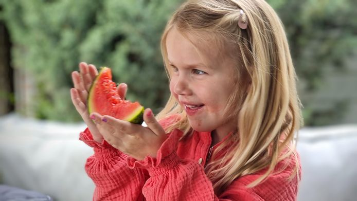 ZOMERFRUIT - Lynn van der Zande (4) houdt enorm van watermeloen, een zomers genoegen. De lust straalt uit haar oogjes.