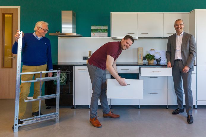 Cees van Nispen en Simon Rombouts van circulair keukenbouwer Chainable en Woonpartners-directeur Bas Sievers bij een duurzame keuken.