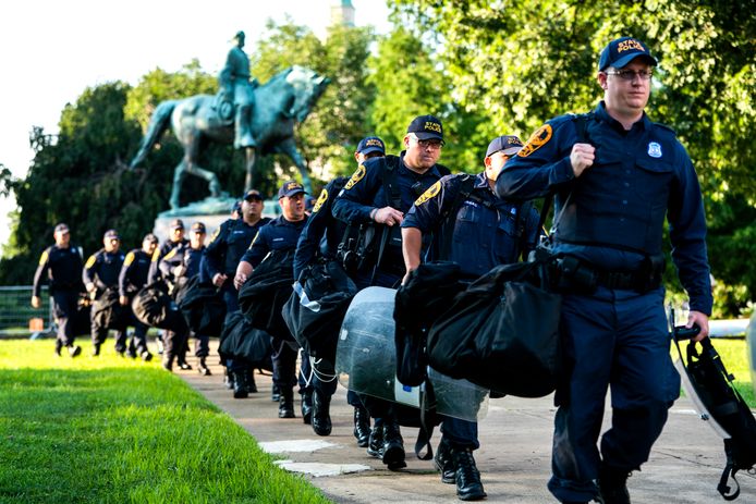 Politieagenten maken zich in Charlottesville op om een herhaling van de geweldsuitbarsting van een jaar geleden te voorkomen. Toen kwamen er drie mensen om bij rellen tussen blanke racisten en hun tegenstanders.