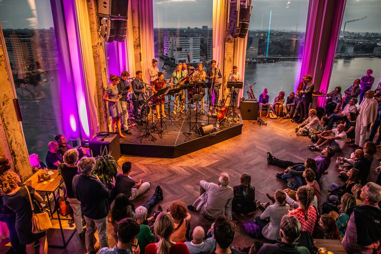 Het TenToon Ensemble op het Grachtenfestival 2018, in de A'DAM Toren. Beeld Melle Meivogel