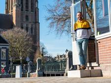 Jasper omarmt zijn werkplek in brugwachtershuisje: ‘Zwaaien naar boten die voorbijkomen’
