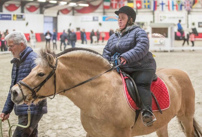 Jolande Oosterling uit West-Souburg doet haar best tijdens de proef met paard Ymea en vrijwilliger Jan. Het levert Jolande een tweede plaats op tijdens de 25e Promotiedag Paardensport Gehandicapten in Nieuw- en Sint Joosland.