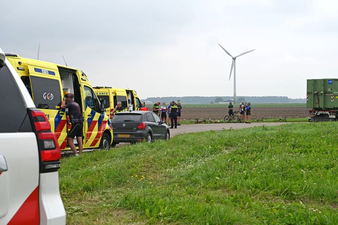 Hulpdiensten kwamen ter plaatse om de twee gewonde wielrenners naar het ziekenhuis te vervoeren.