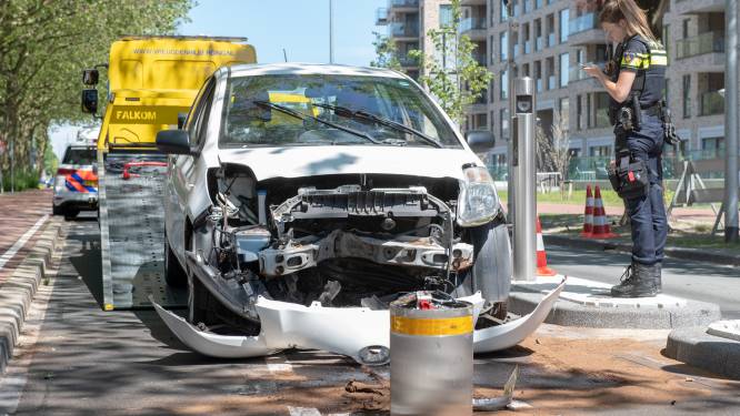 Zelfs met verkeersregelaars rijden bestuurders op de beruchte ‘horrorpoller’: Voor de 25ste keer raak