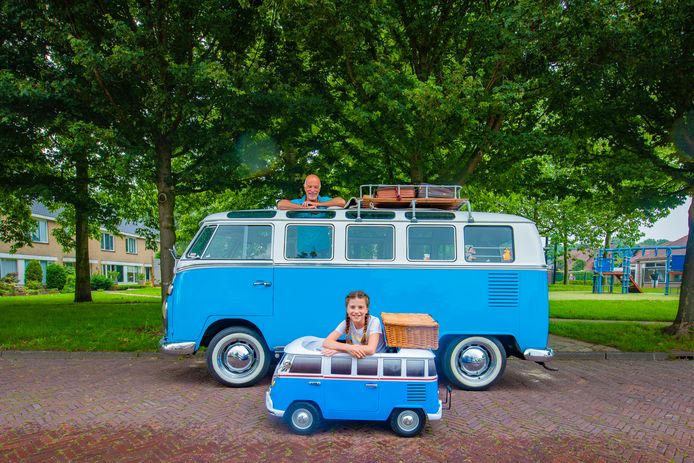 De Volkswagen T1 Samba van Wim Smit en met voor hem zijn kleindochter Meike.