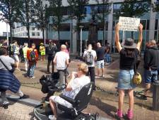 Demonstratie in Rotterdam tegen coronamaatregelen: ‘Je kan niet fucken met mijn freedom, bitch’