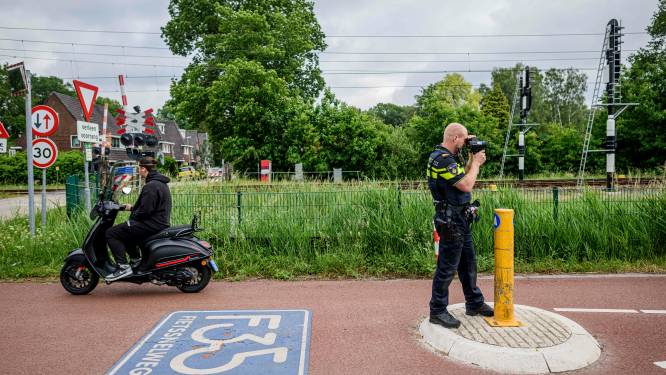 Politie regelmatig met lasergun op fietssnelweg F35 bij Hengelo: ‘We schrokken ons rot’