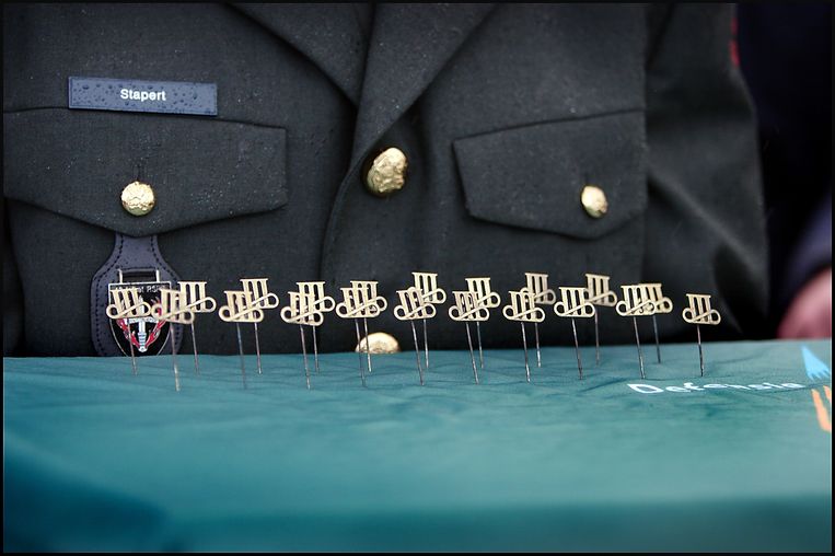  Assen, 2006: Uitreiking draaginsignes voor de leden van dutchbat III, dat in Srebrenica was gestationeerd. Beeld Hollandse Hoogte / Werry Crone