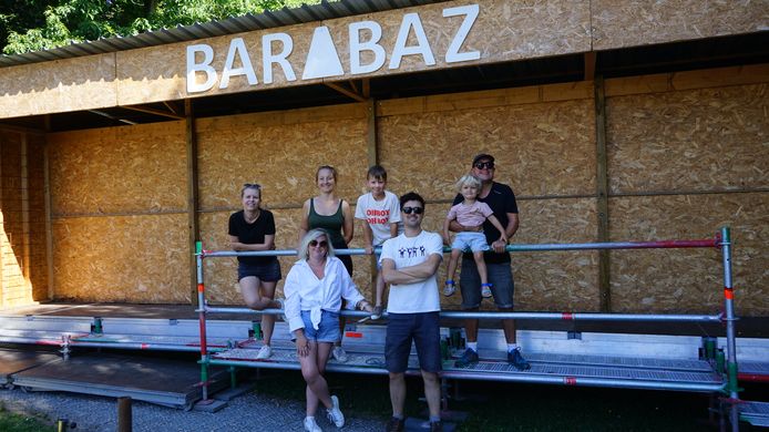 De ploeg van BaràBaz is volop bezig met de opbouw van het terrein.
