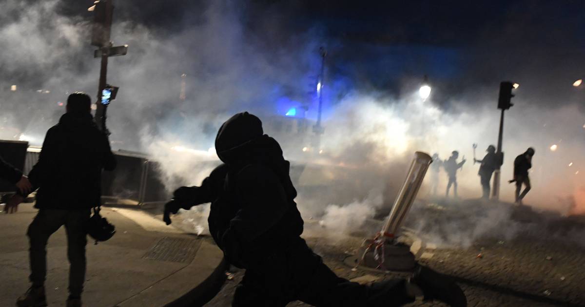 French Police Use Tear Gas And Water Cannon To Protest Pensions, Arrest 217 In Paris |  outside