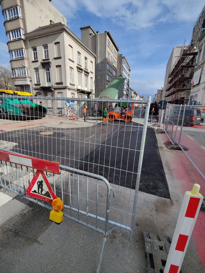 Het kruispunt van Van Bedenlaan, Leopoldstraat en Willem Rossierstraat kan vrijdag in de loop van de ochtend weer open. De verzakking werd hersteld.