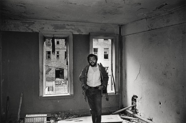 Fotograaf Mel Rosenthal zelf, in de slaapkamer van zijn jeugd. Beeld Mel Rosenthal