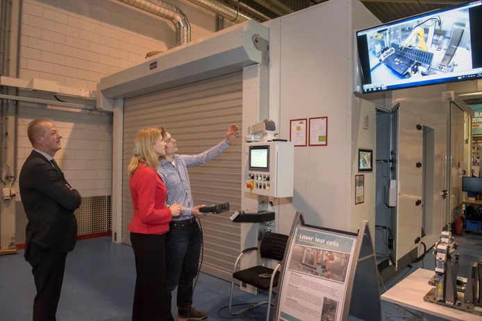 Staatssecretaris Mona Keijzer van EZ op werkbezoek bij AWL in Harderwijk.