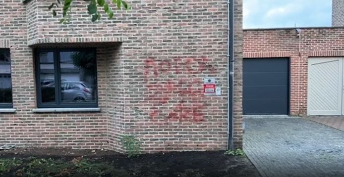 Aan Rietschoorvelden werd opnieuw de gevel beklad met onder meer het woord 'coke'. In de omgeving werden die verdachten opgepakt en werd er een mogelijk explosief aangetroffen in een wagen.