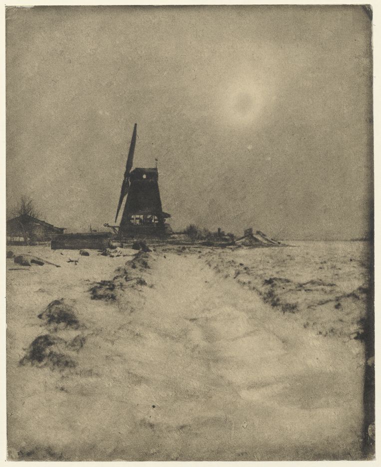 Johan Huijsser, Molen in besneeuwd landschap, ca. 1920. Beeld Universitaire Bibliotheken Leiden
