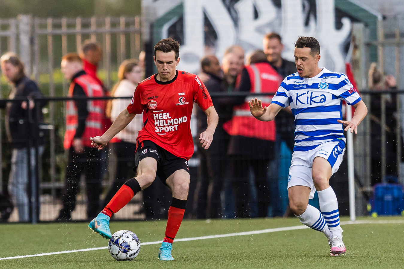 Boyd Reith probeert op artistieke wijze Giovanni Korte van De Graafschap de loef af te steken.