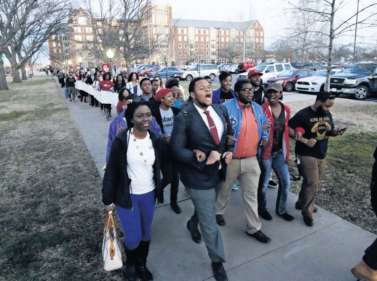 Protestmars van zwarte studenten van de Oklahoma University in Norman, dinsdag. Aanleiding was een racistisch filmpje van medestudenten. Beeld ap