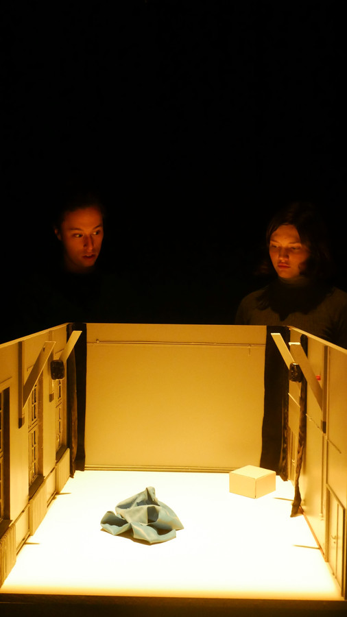 Sonja van Ojen en Hendrik Kegels bij het miniatuurdecor van hun eerste voorstelling 'Phantom Island'