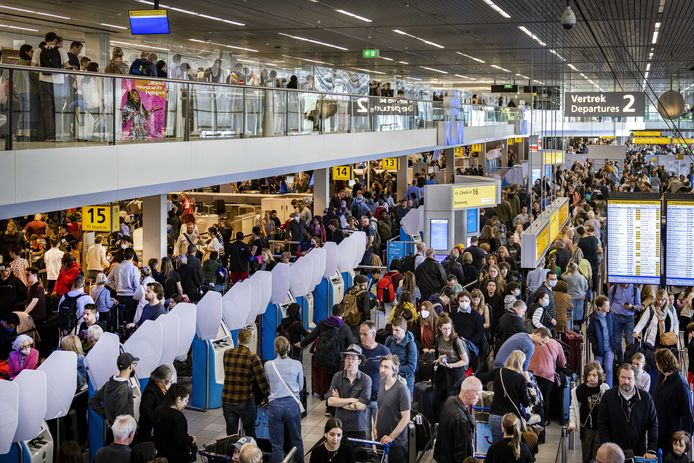 Een bagagebelt op Schiphol. Onder het personeel van de KLM dat verantwoordelijk is voor het laden en lossen van onder meer de bagage is zaterdagochtend een wilde staking uitgebroken. Aanleiding voor de staking is dat KLM een deel van de werkzaamheden van het personeel uit wil gaan besteden een onafhankelijk afhandelingsbedrijf.