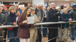 Frances Lefebure overvalt Matti op de luchthaven