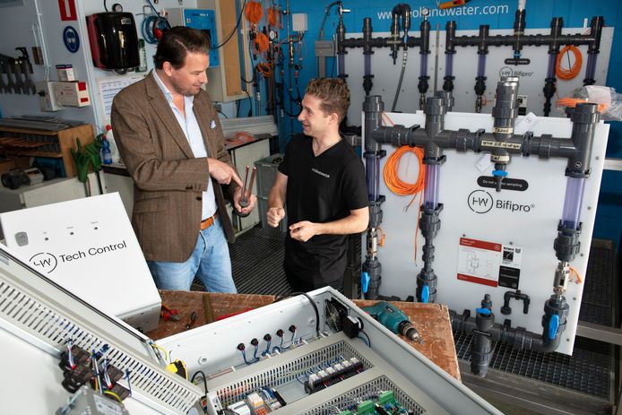 Ceo Rogier van der Brink met een monteur.