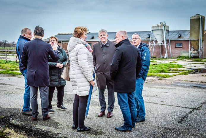 Kijkje op een mogelijke bouwlocatie in Aarlanderveen. In het midden de Alphense burgemeester Liesbeth Spies.