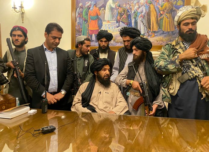 Strijders van de Taliban in het presidentiële paleis in Kaboel.