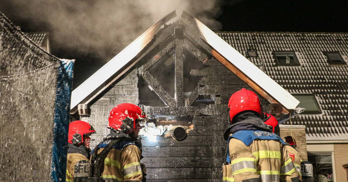 Houtkachel zorgt voor schuurbrand in Tollebeek, brandweer voorkomt overslaan op woningen.