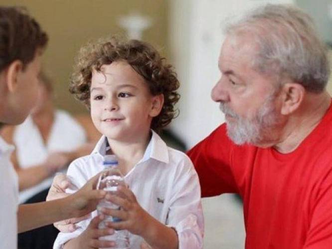 Braziliaanse oud-president Lula even cel uit na dood kleinzoon (7)