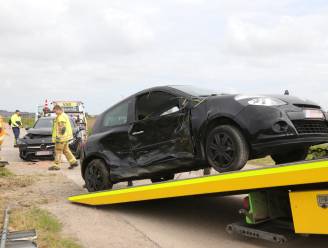 Auto belandt in gracht na botsing op kruispunt Turfbanken met Bralstraat
