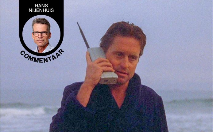 Hypermodern 35 jaar geleden: Michael Douglas in de film Wallstreet met de eerste mobiele telefoon, de Motorola Dyna TAC. Je kon er alleen mee bellen.