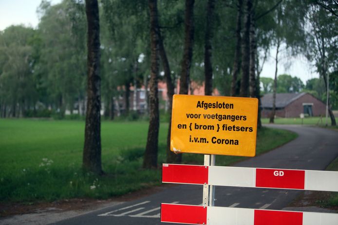 Een wegafzetting bij een nertsenhouderij in Noord-Brabant