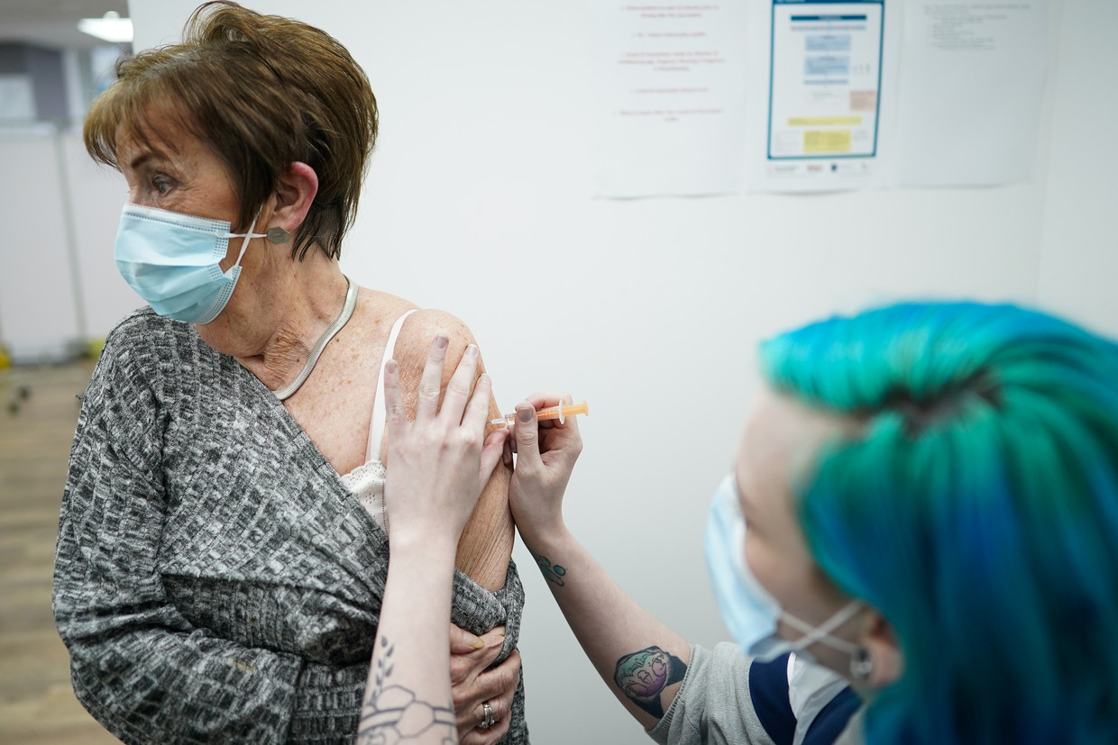 Een Britse vrouw wordt ingeënt met het AstraZeneca-vaccin. Beeld Getty Images