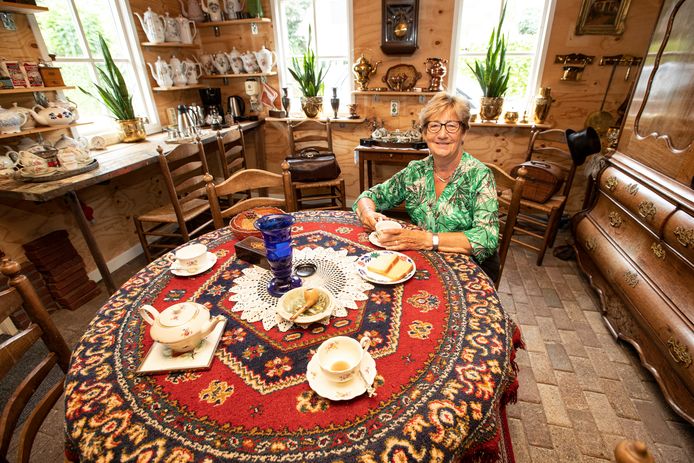Gerrie Nikkels (75) is verhuisd en heeft van de schuur een nostalgische woonkamer gemaakt met spullen van haar voorouders.