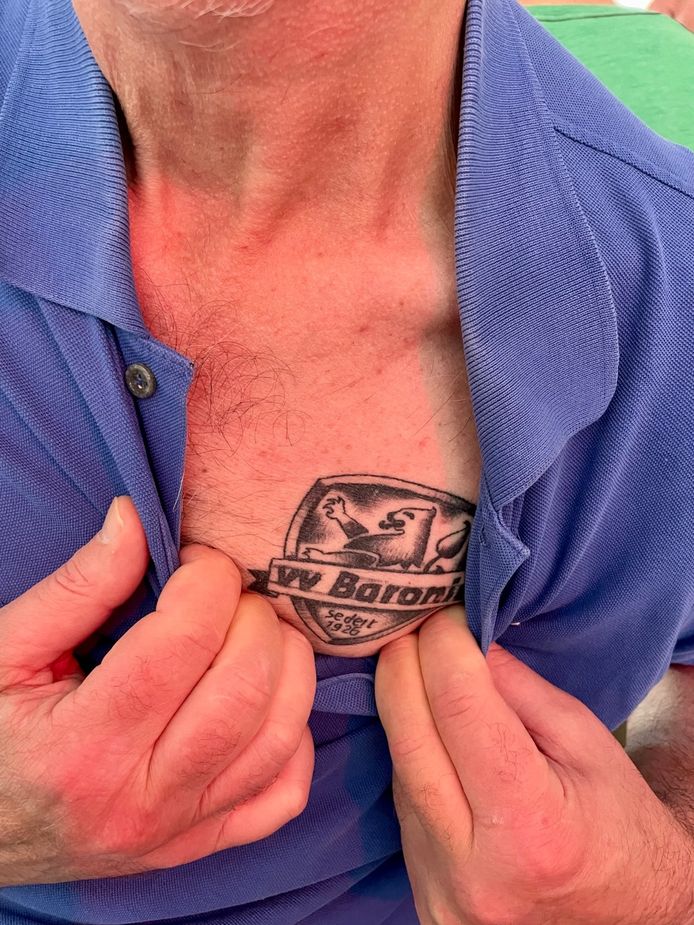 De tattoo op de borstkas van Robert Daniëls.