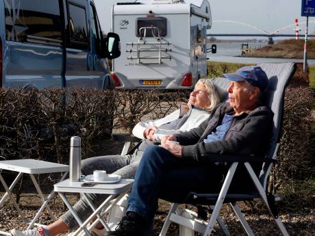 Genieten van de zon, na winterse weken: ‘Een verschil van 30 graden in een week tijd. Echt bizar’