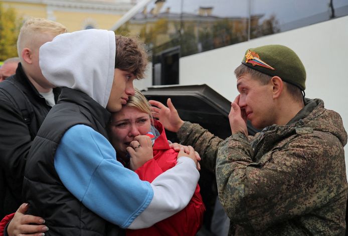 Familieden en vrienden reageren aan een verzamelpunt voor Russische reservisten in Gatchina.