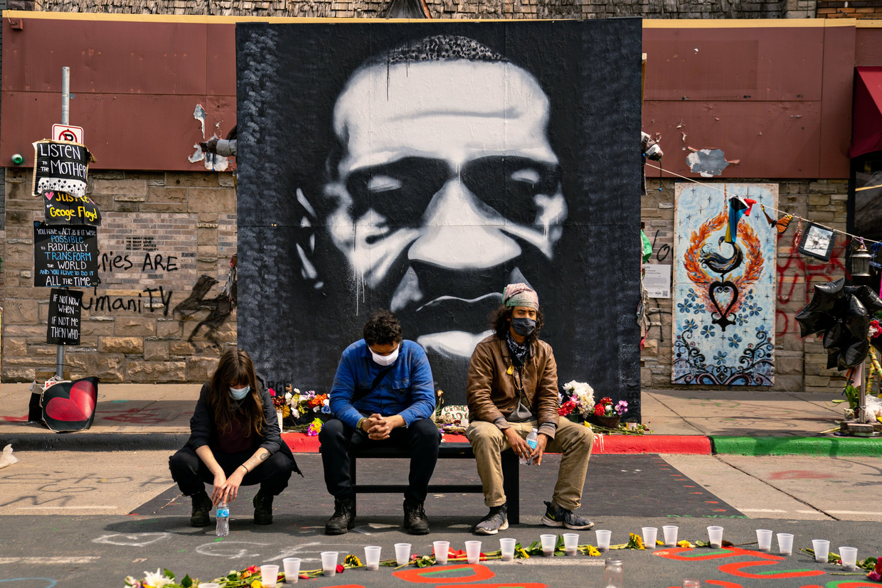 Op de plek waar George Floyd overleed, werd een gedenkplaats opgericht.  Beeld Photo News