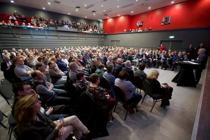 Vertegenwoordigers van Defensie gaven enkele weken geleden toelichting in cultureel centrum De Boodschap in Rijen op het Luchthavenbesluit. De opkomst was massaal.