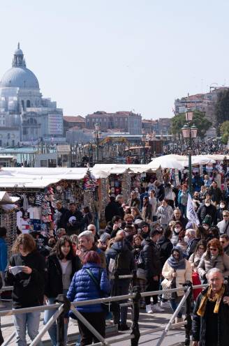 Het is opnieuw koppen lopen in hotspots als Barcelona, Venetië en Brugge: maakt massatoerisme comeback?