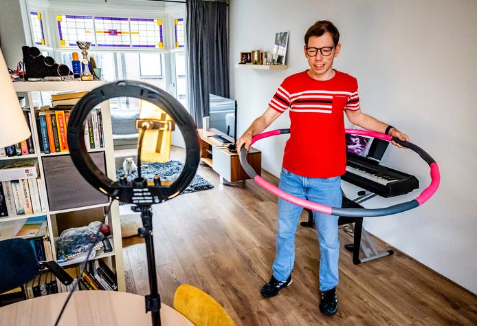 Tiktokker Nicky neemt een video op waarin hij zijn hoelahoep-skills laat zien.