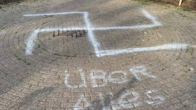 Woede om nazi-symbolen op heggen en straatstenen in Park schothorst: ‘Wat is dit nou toch weer?’