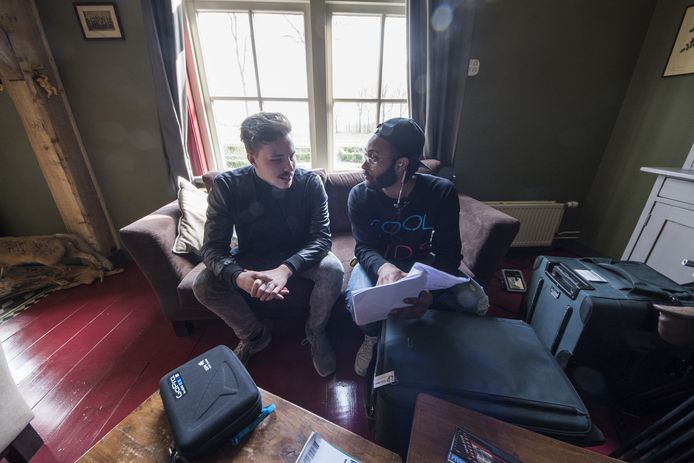 Raygin Fullinck (rechts) neemt het script van ‘Mortum’ door met acteur Tom Bolte