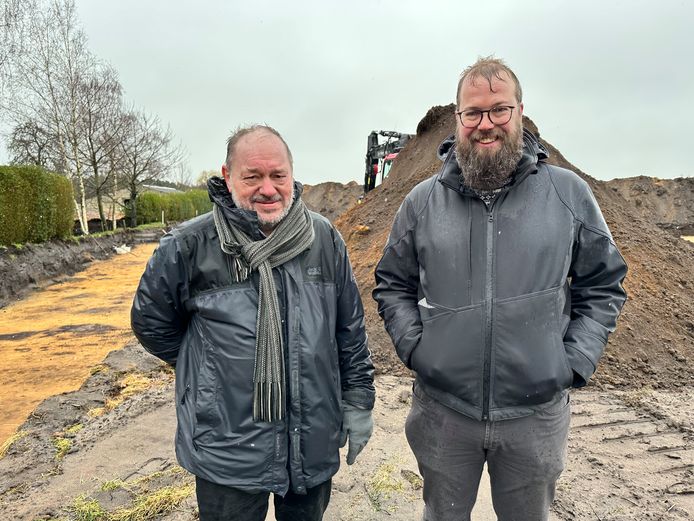 Schepen Jan Sels en archeoloog Jeroen Verrijckt