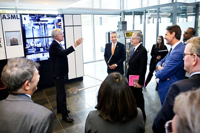 Dinsdag bezocht de Amerikaanse onderminister van handel, Don Graves, ASML. Tweede van links staat ASML-baas Peter Wennink. Don Graves staat naast hem, met oranje stropdas.