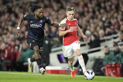 Arsenal et Trossard s'imposent face à Luton et reprennent la tête de la Premier League