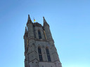 Echt wapperen doet ze niet, want het waait niet, maar ze hangt er wel: de Oekraïense vlag boven de kathedraal
